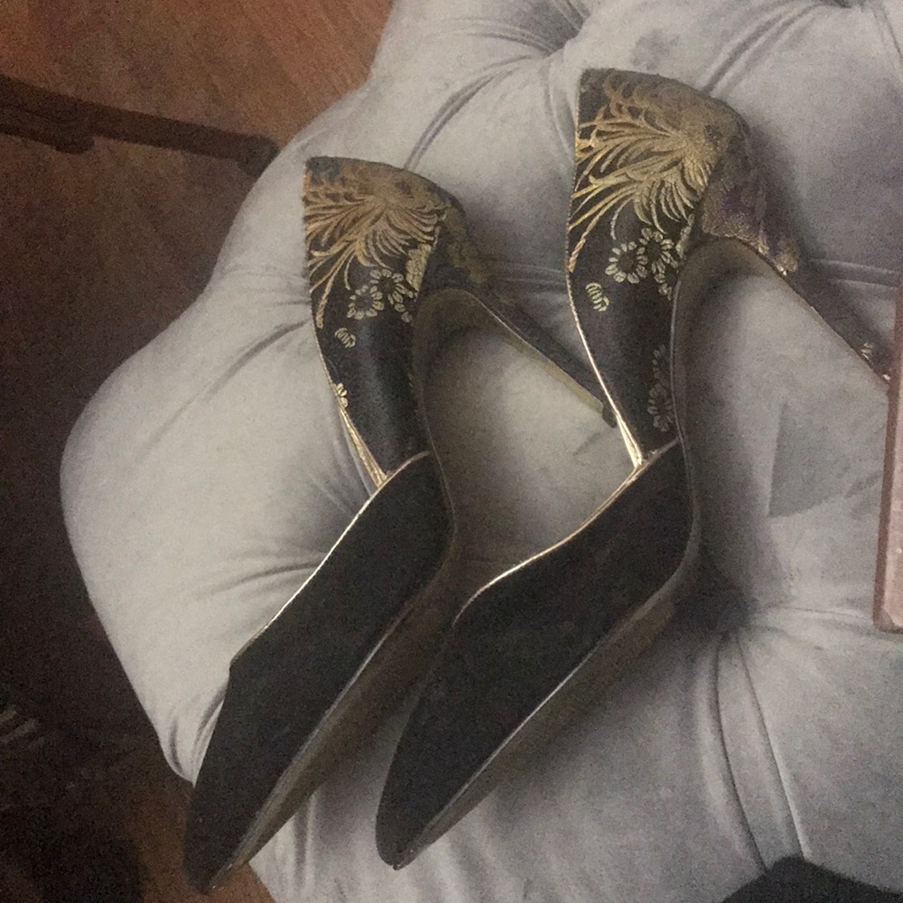 Pointed toe pump